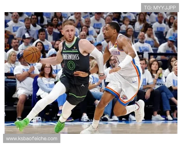 黄蜂与森林狼激战正酣双方球员全力以赴争夺胜利